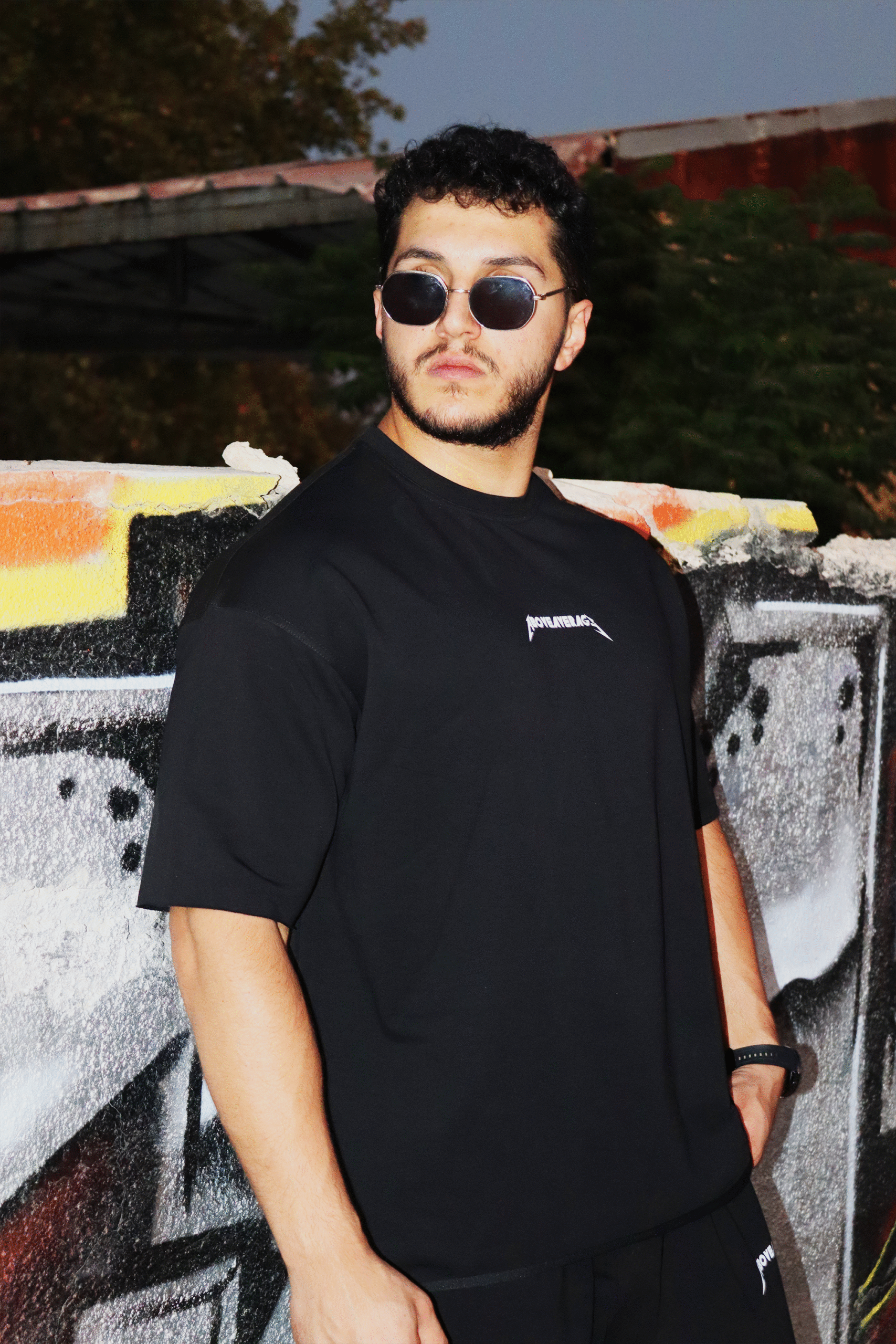 Fear The Average Tee - الصورة 2